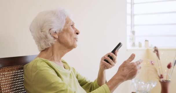 Gelukkig grootmoeder en vrouwelijke kleinkind met behulp van de mobiele telefoon-Smartphone telefoon — Stockvideo