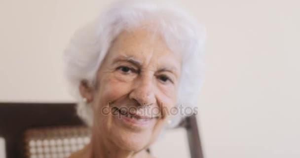 Portret van oude dame om thuis te zitten op de schommelstoel — Stockvideo