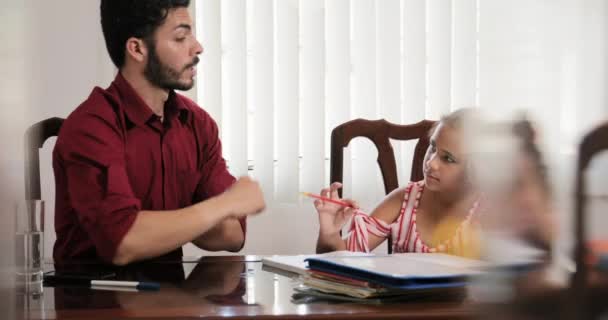 Enojo y frustración para el padre y la hija haciendo tarea escolar — Vídeos de Stock