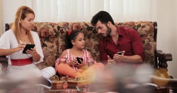 Menina irritada explicando o uso do telefone móvel para os pais — Vídeo de Stock