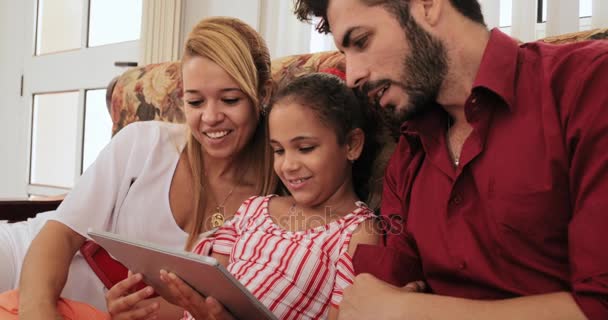 Ευτυχισμένη οικογένεια γελώντας χαμογελώντας βλέπουν βίντεο στο Ipad Tablet — Αρχείο Βίντεο