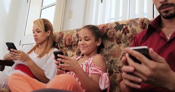 Familia hispana riendo sonriendo mirando la imagen en el teléfono inteligente — Vídeos de Stock