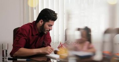 Gururlu anne ve baba ile akıllı kızı yapıyor okul ev ödevi