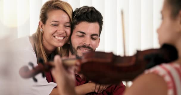 Hábil filha tocando violino na frente de feliz mãe pai — Vídeo de Stock