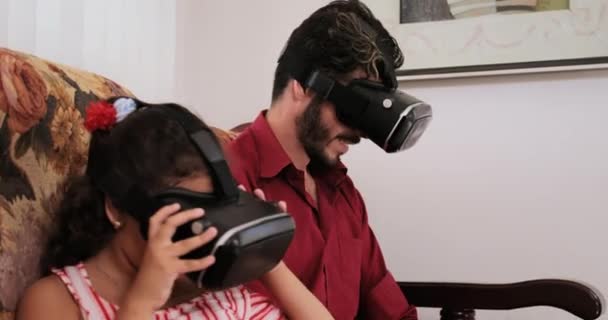 Το παιχνίδι εικονικής πραγματικότητας για ευτυχισμένος πατέρας κόρη μπαμπάς κορίτσι παίζει — Αρχείο Βίντεο