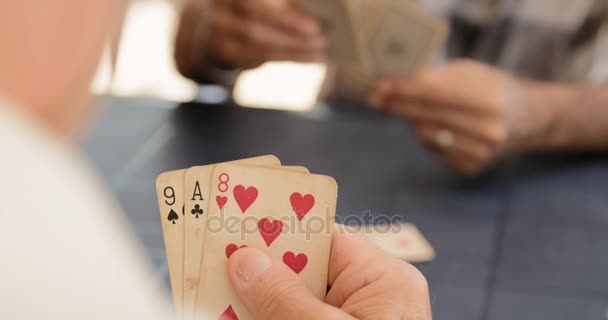 6 ancianos divirtiéndose Viejos jugando a las cartas juntos — Vídeos de Stock