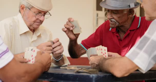12 szczęśliwy starszych mężczyzn, uśmiechając się, śmiejąc się gra w karty w domu — Wideo stockowe
