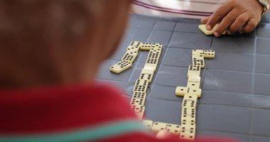 23 eski Domino oyunu oynarken erkekler yaşlılar grubu