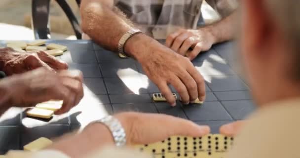 22 Primo piano di mani maschili che giocano Domino gioco — Video Stock