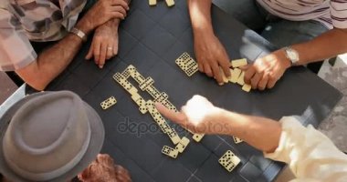 30 yaşlı eski eğlence için Domino oynayan insanlar