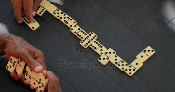 31 přátel Senior staříci hrající Domino pro volný čas