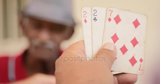 7 Homem negro velho durante o jogo de cartas com amigos — Vídeo de Stock