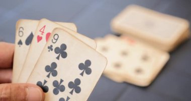 9 Closeup kartları oyun sırasında Holding erkek eller