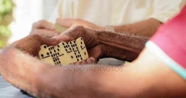 19 üst düzey Latin bey eski arkadaşlarıyla Domino oynuyor