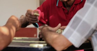 Arkadaşına Domino sırasında oyun konuşan 27 siyah adam