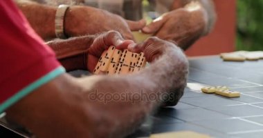 33 mutlu gülümseyerek ve arkadaşlarıyla Domino oynamaya ihtiyar
