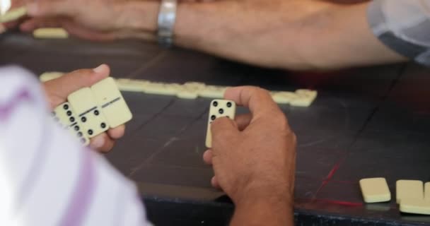 36 afroamericano viejo jugando dominó con amigos — Vídeo de stock