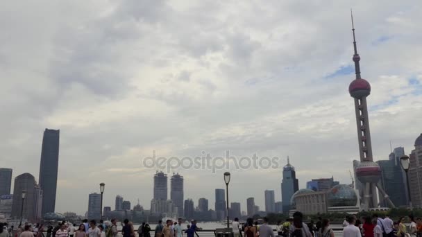 SHANGHAI, CHINA - JULIO 2017 - Rascacielos y edificios de Shanghai China Asia con el río Huangpu — Vídeos de Stock