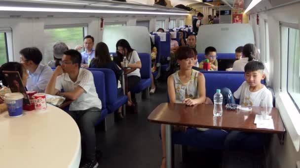 Pessoas que viajam no carro de jantar no trem chinês de alta velocidade — Vídeo de Stock