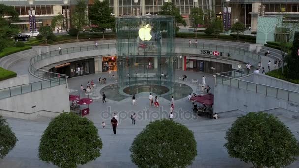 Финансовый район Шанхая с магазинами Apple Store в Китае — стоковое видео