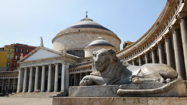 Staty av lejon i Plebiscito Square Neapel Italien — Stockvideo