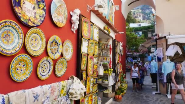 Turistas comprando regalos en Positano Costa Amalfitana Italia — Vídeos de Stock