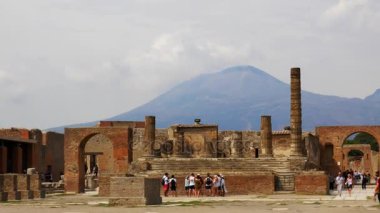 Pompeii Site ve Napoli'de Vesuvio volkan görünümü