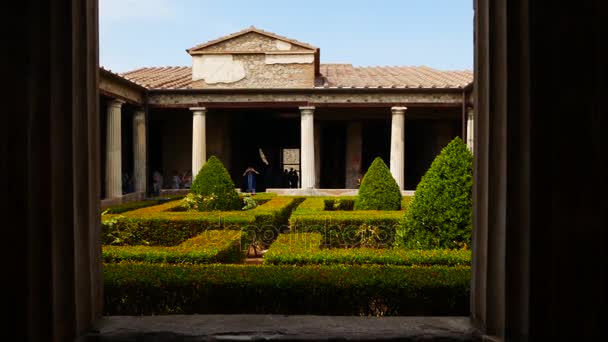 Toeristen bezoeken oude huis tuin In Pompeii Italië — Stockvideo