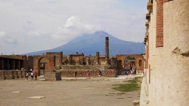 Utsikt över Vesuvio vulkanen och turister som besöker Pompeji Ruins — Stockvideo