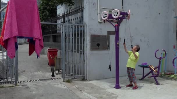 Alte chinesische Frau übt im heimischen Hinterhof shanghai china asien — Stockvideo