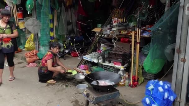 Γυναίκες μαγείρεμα των τροφίμων ενώ εργάζονται στην αγορά κατάστημα Ασία Κίνα — Αρχείο Βίντεο