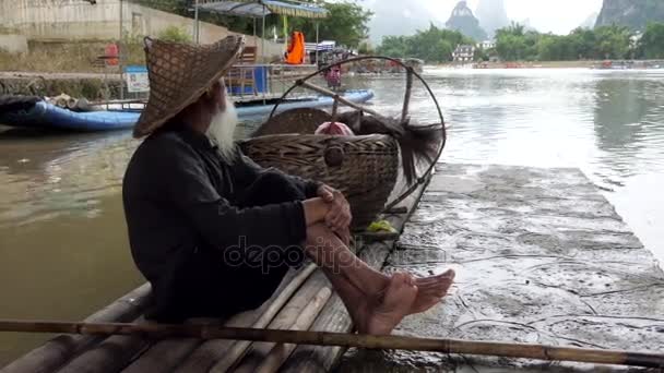 Pescatore cinese anziano sulla zattera di bambù a Yangshuo Cina — Video Stock