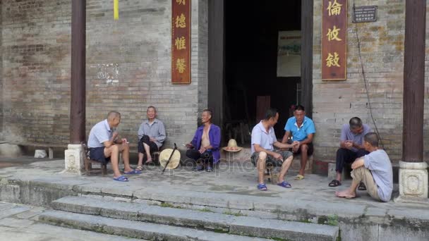 昔の友人先輩男性中国の村でリラックスをグループ化します。 — ストック動画