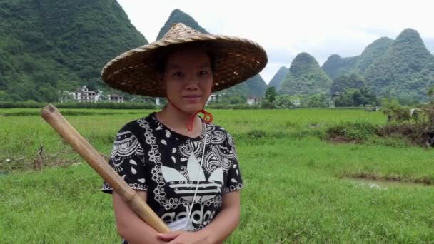 Portrait de jeune femme chinoise paysanne regardant la caméra — Video