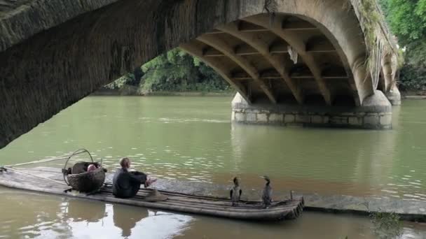 Старший китайский рыбак на бамбуковом плоту в Яншо Китай — стоковое видео