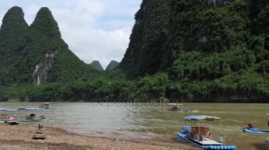 Yangshuo ve Guilin Çin Nehri boyunca tekne turist