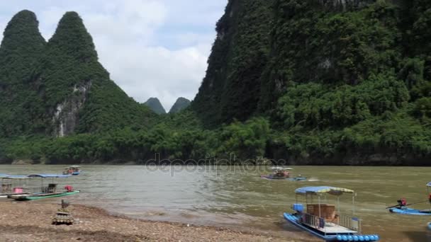 Yangshuo, 중국 계 림 근처 강 따라 보트에 관광객 — 비디오