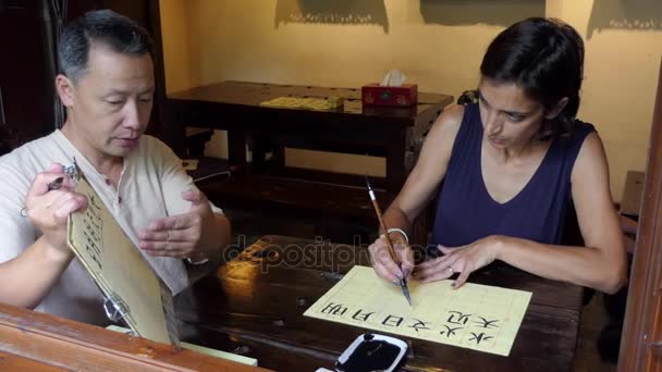 Cours de Calligraphie Chinoise Avec Apprentissage Touristique Féminin Et Écriture — Video