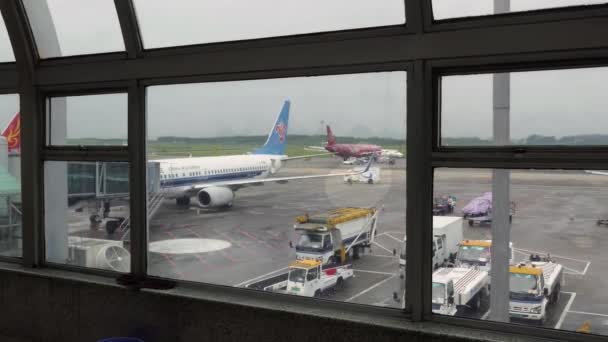 Международный аэропорт Гуйлинь в Китае с китайскими самолетами — стоковое видео