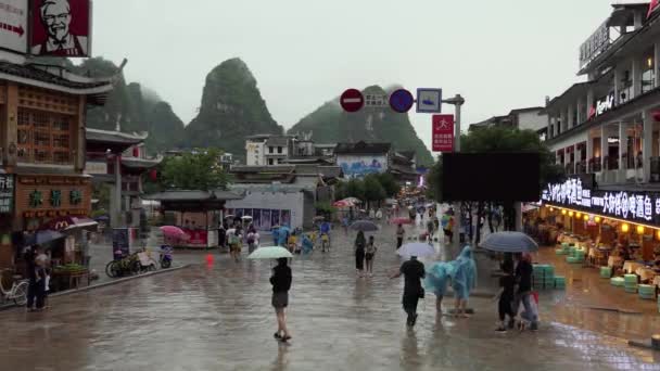 West Street à Yangshuo en Chine avec des touristes gens boutiques restaurants — Video