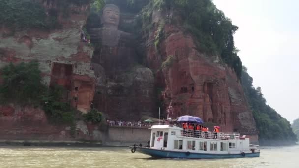 Båd og mennesker i nærheden af Leshan Giant Buddha i Kina – Stock-video