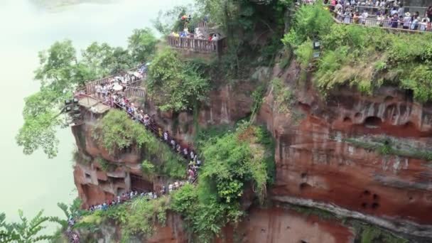 Kineser som besöker Leshan Giant Buddha i Kina Asien — Stockvideo