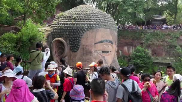Crowd Tourists At The Leshan Giant Buddha In China Asia — Stock Video