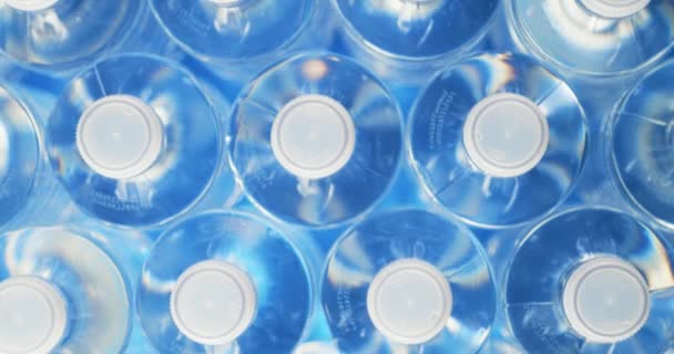 Dolly lövés a műanyag palackok újrahasznosítására szolgáló és az energia megtakarítás — Stock videók