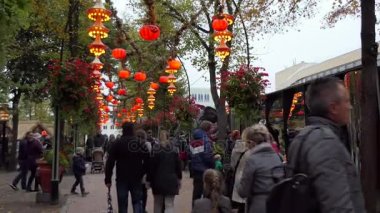 Tivoli eğlence parkı Kopenhag Danimarka Cadılar Bayramı için yürüyüş insanlar turist