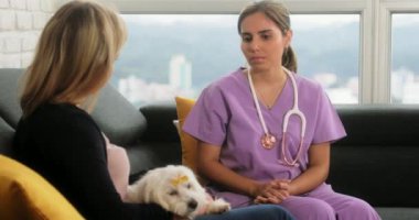 Köpek sahibi ve evde beslenen hayvan ev ziyareti sırasında veteriner