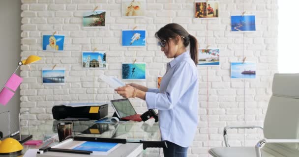 Portret van gelukkig vertrouwen vrouw meisje werken als kunstenaar — Stockvideo