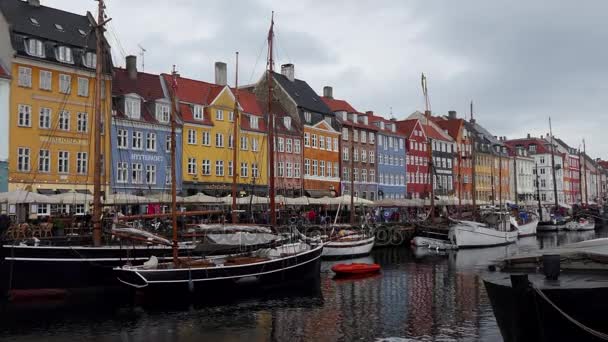 Barcos Hosues Casas Edifícios em Nyhavn Waterfront Canal Copenhague Dinamarca — Vídeo de Stock