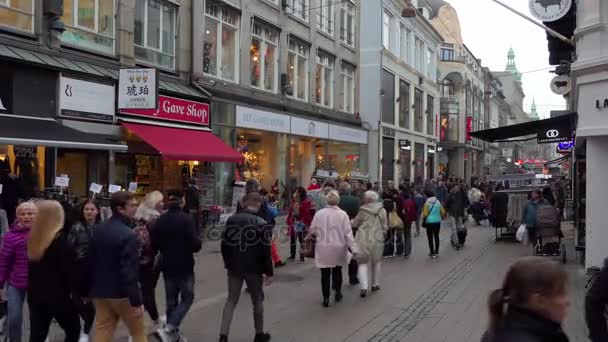 Люди ходят по магазинам на пешеходной улице Копенгагена Дания — стоковое видео
