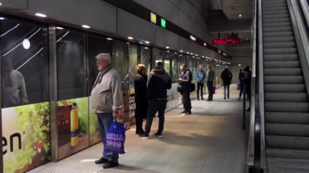 Stazione della metropolitana Viaggiatori e metropolitana Metro Train In Copenhagen Danimarca — Video Stock